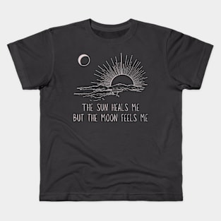 The Sun heals me but the moon feels me Minimalist Black Work Line Art Kids T-Shirt